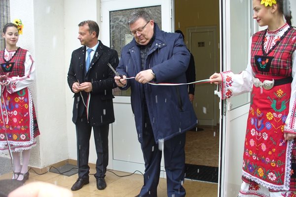 Цацаров откри новата сграда на районната прокуратура в Чирпан.