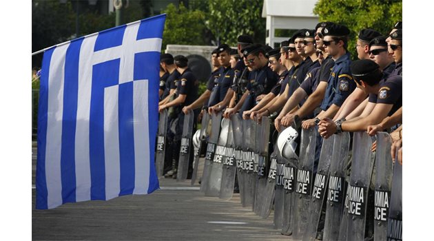 ОХРАНА: Войници пазят от разярените гърци поредното правителство, което не може да се справи с кризата. 