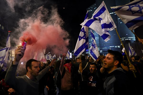 Демонстрации в Тел Авив срещу спорната реформа на съдебната система, за която настоява коалиционното правителство на израелския премиер Бенямин Нетаняху.
СНИМКА: РОЙЕТРС