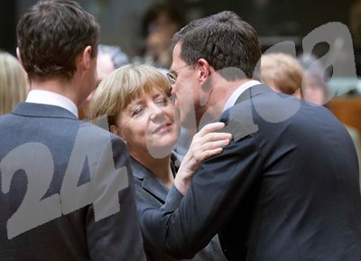 Холандският премиер Марк Рюте целува Ангела Маркел на срещата в Брюксел.
