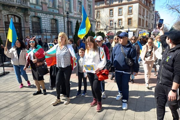 Стотици украинци и българи излязоха на протест срещу войната.

СНИМКИ: Авторът.