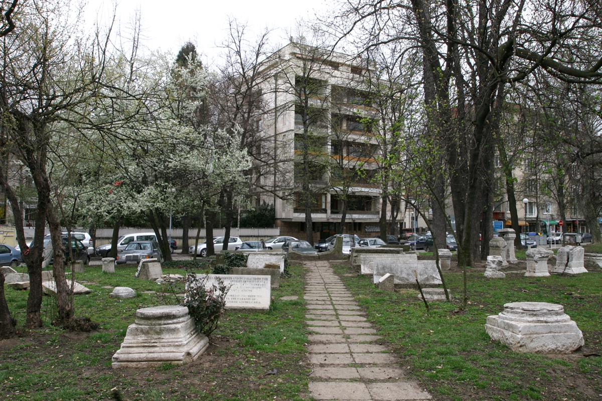 Полицията отцепи района на Докторската градина в София заради съмнителен куфар