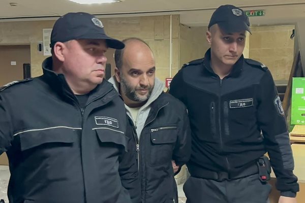 Атанас Басмаджиев, придружаван от охраната в Пловдивския окръжен съд.