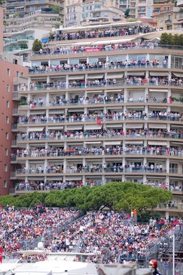 По време на състезанието по улиците на Монако всеки е вторачил поглед в него. Едни наблюдават от първите редове, а други от балконите си.