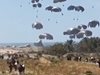 12 се удавиха, опитвайки да стигнат до помощи, спуснати с парашут на плаж в Газа (Видео)