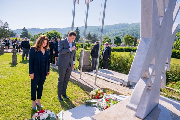 Кметът Димитър Бръчков отдаде почит пред паметта на 101 български войници във военния мемориал.