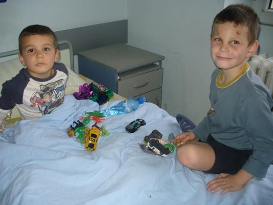Данаил /вляво/ и Самуил си играят върху болничното легло с играчките, които им донесе леля им Ваня, сестрата на баща им Андон Проданов.
