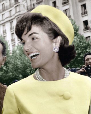 ТОГАВА: Жаклин Кенеди с жълта шапка без периферия от американския дизайнер Рой Халстън