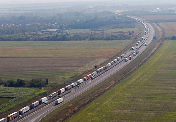 Проверяват тирове за бежанци