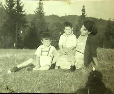Малкият Йосиф Сърчаджиев на коленете на майка си Анна и с брат си Николай.