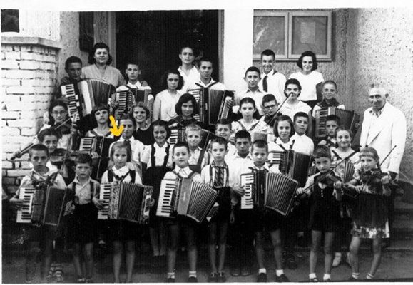 Мими Иванова  свири на акордеон, когато е на 10 г. в Хисаря. Тя е на  първия ред (третата от ляво на дясно).
