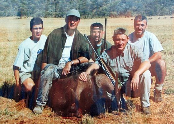 Михайлов на лов с приятели в Африка