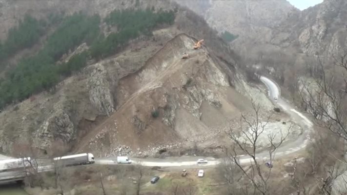 Взривовете на кариерата в Първенец се усещат и чуват в Пловдив. 