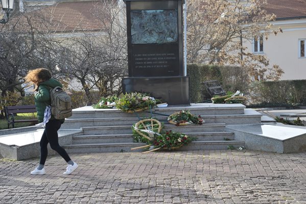 Бурен вятър в сряда размести венците пред паметника на опълченеца в София.
СНИМКА: ЙОРДАН СИМЕОНОВ