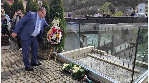 Кметът на Свищов Генчо Генчев поднася цветя на монумента в Биело поле