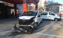Пак меле в Пловдив, рейс удари микробус, заби се в светофар (Снимки)