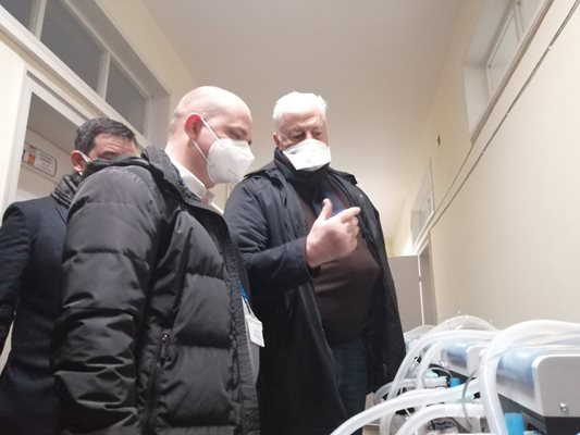 Кметът Здравко Димитров участва в церемония по връчване на дарение от 15 респиратора за 3 пловдивски болници.