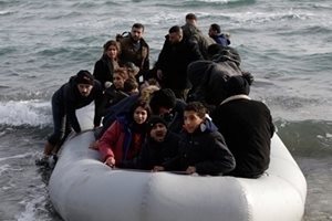 Гърция спаси 30 мигранти от лодка, потънала след сблъсък със скали в бурно време до остров Китира
