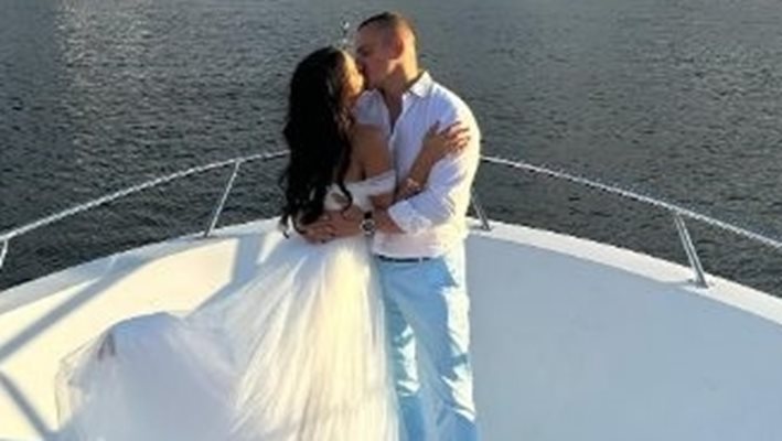Сватбата бе на яхта в Маями