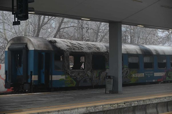 Уволняват служители на БДЖ, ако са били небрежни за изгорелия вагон на Нова година