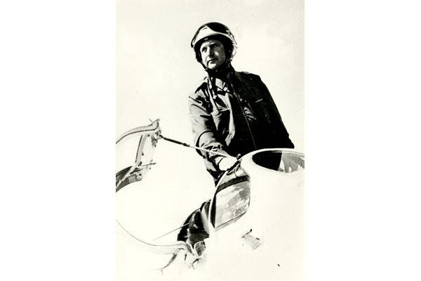 Ген.-полк. Симеон Симеонов на стълбичката на изтребител МиГ-21. Датата е 2.09.1974 г. СНИМКИ: СЕМЕЕН АРХИВ