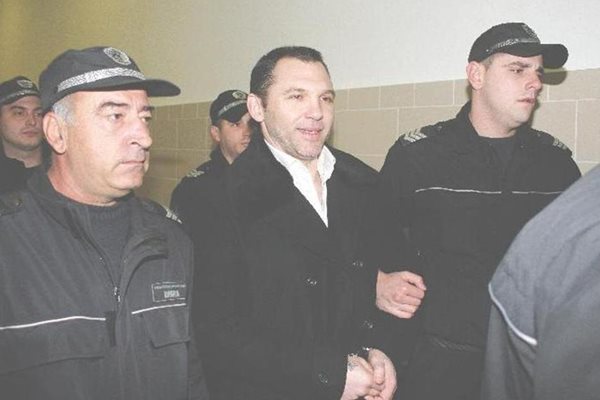 Водят Златомир Иванов към съдебната зала.