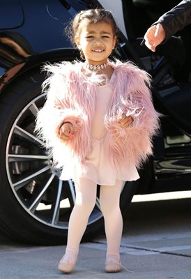 Не само големите носят чокър. Дъщерята на Ким Кардашиян също е почитателка на тенденцията.