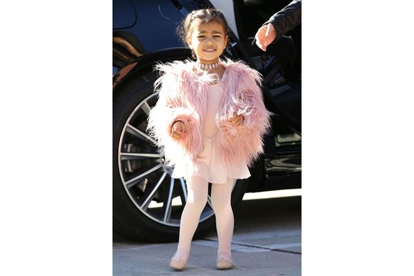 Не само големите носят чокър. Дъщерята на Ким Кардашиян също е почитателка на тенденцията.