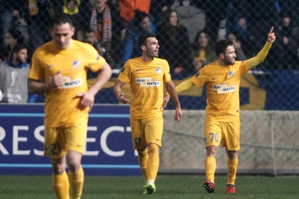 Живко Миланов (най-вляво) се прибира към половината на АПОЕЛ, след като е поздравил автора на втория гол срещу “Атлетик” Янис Яниотас.