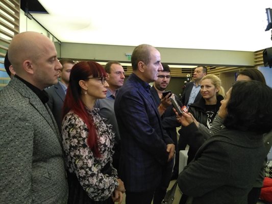 Председателят на ПГ на ГЕРБ и зам.-председател на партията Цветан Цветанов говори пред журналисти в Банско. Снимка ГЕРБ