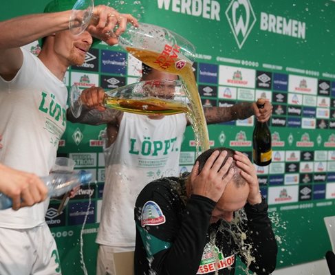 Играчи на "Вердер" къпят с бира треньора Оливер Вернер. Снимка: клубен туитър