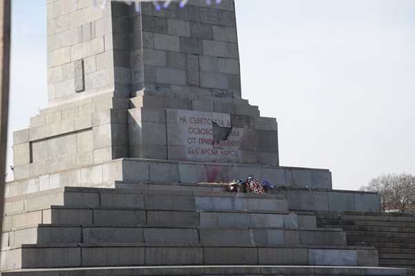 Счупената плоча на паметника в края на февруари
СНИМКА: ЙОРДАН СИМЕОНОВ