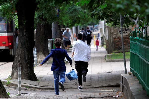 Седмокласници от София бягат след изпита по български език и литература.

СНИМКА: ВЕЛИСЛАВ НИКОЛОВ