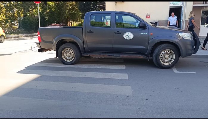 Наказание за горски служител, заради неправилно паркиране върху пешеходна пътека. СНИМКА: ЮЗДП