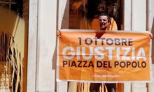 Заляха с оранжева боя витрини на бутици в центъра на Рим