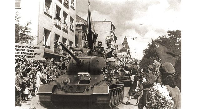МОНТАЖ: Съветски танк заменя американския джип на същия кадър. Добавени са и лозунги.