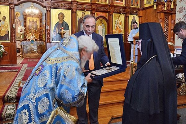 Посланик Бойко Коцев подарява икона на манастира.