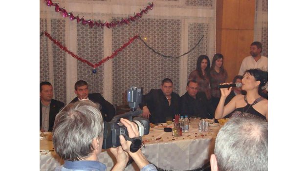 ОПАСНА БЛИЗОСТ: Милен Манолов, Красимир Георгиев и Величко Адамов (от ляво на дясно) на чалгакупон.