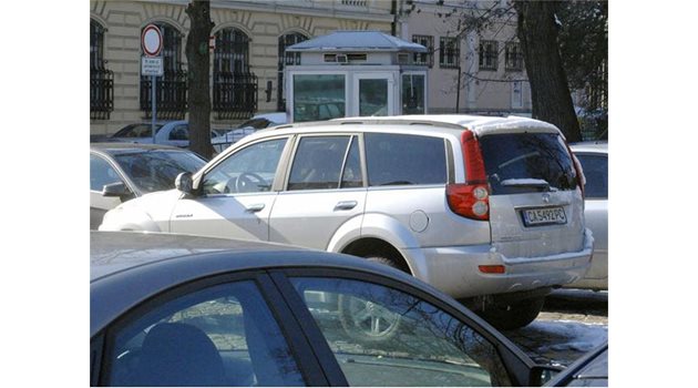 СПОКОЙСТВИЕ: Анатолий Йорданов паркира джипа, на който прави тест-драйв, пред парламента.