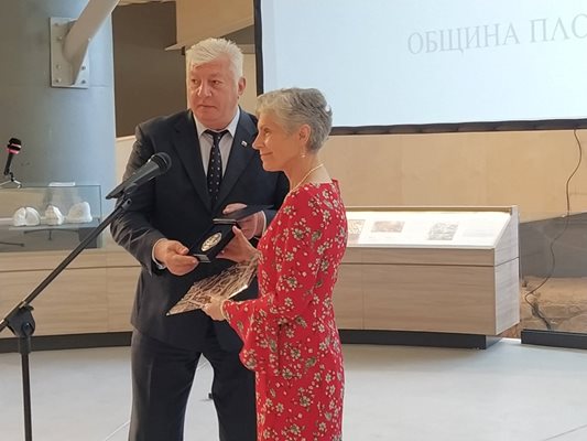 Здравко Димитров връчи почетния знак на Пловдив на Нанси Шилър, шеф на фондация "Америка за България". Снимки: Авторът