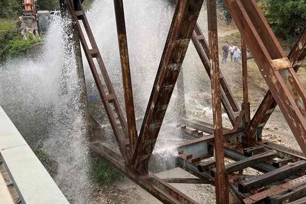 Водата бликна с голяма сила на мястото на повредата.