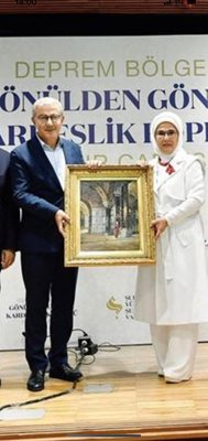 Г-жа Емине Ердоган купува картина от фондацията на своята приятелка
