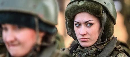 "Очарователната армия": Как Русия търси жени за фронта