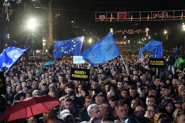 Хиляди на протест в Албания за оставка на премиера Еди Рама