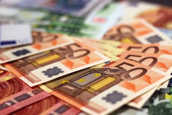 Еврото се търгува под 1,09 долара в междубанковата търговия