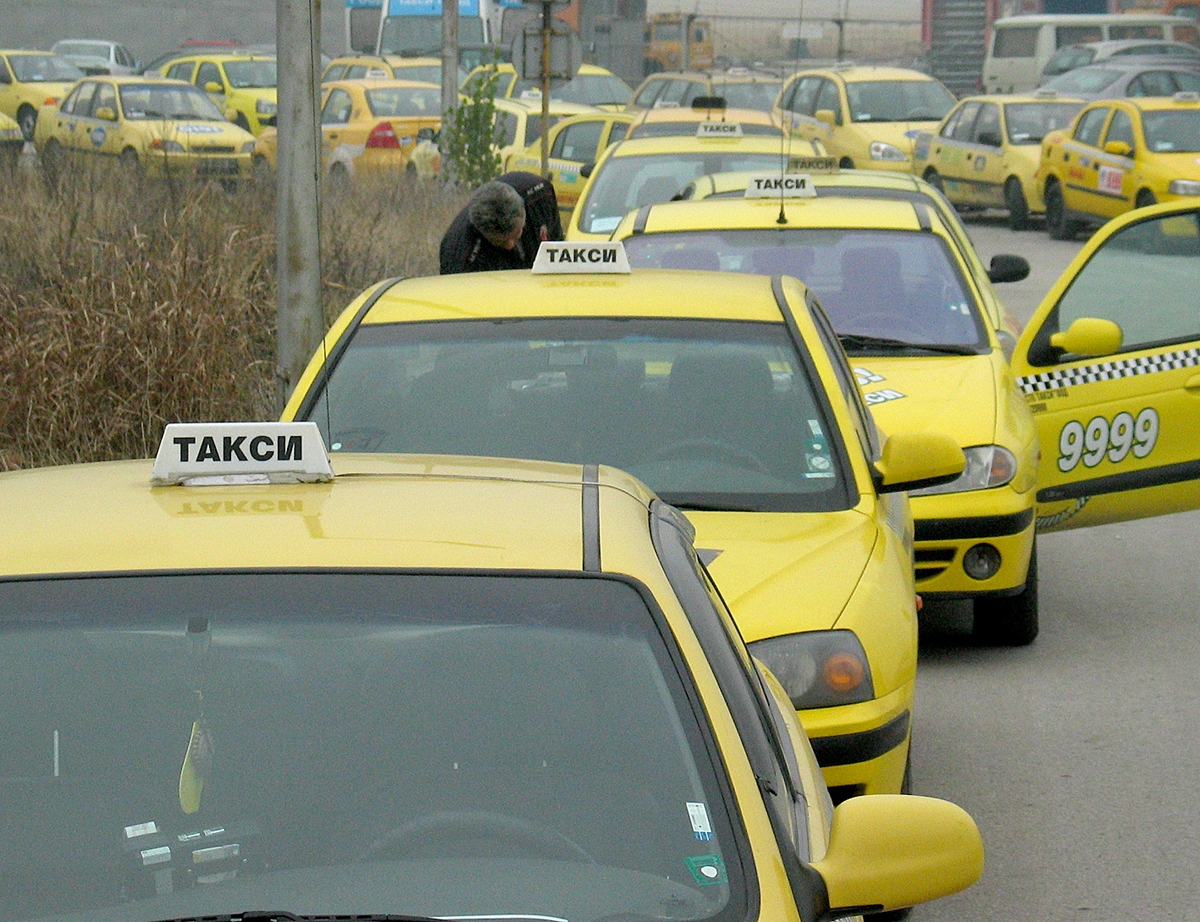 Таксиметров протест блокира Пловдив следобед, вижте кои булеварди запушва