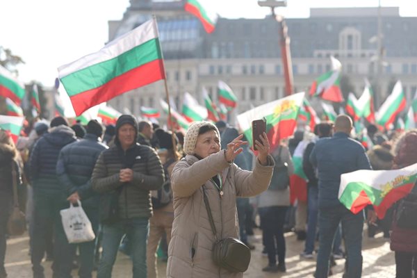 Протестиращите пред БНБ 
СНИМКА: Николай Литов