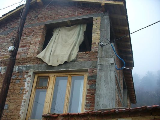 Андон Проданов сам надстроява къщата си на улица "Кутелка" в Сливен, но не успял да завърши строежа заради лошото време. Трябва му и нова дограма.