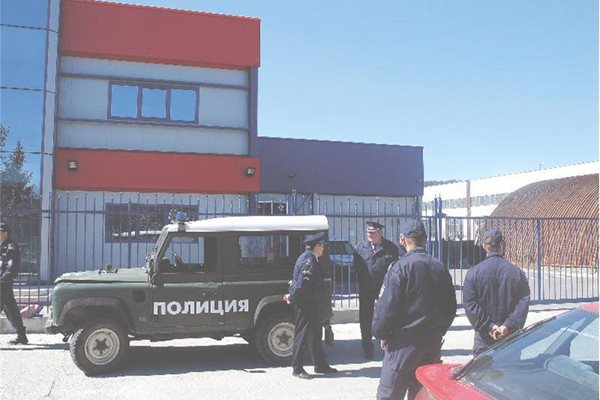 Полицаи правят втори оглед пред дискотека "Че Гевара" в Перник, където бе застрелян наркодилърът Румен Стефанов-Алф. 
СНИМКИ: "24 ЧАСА"