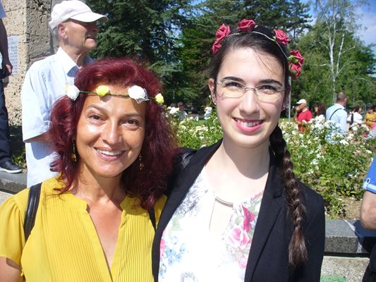 Археоложката Диана Димитрова и авторът на проекта за Бузлуджа арх. Дора Иванова се запознаха вчера при откриването на Музея на розата в Казанлък със съдействието на вестник "24 часа".